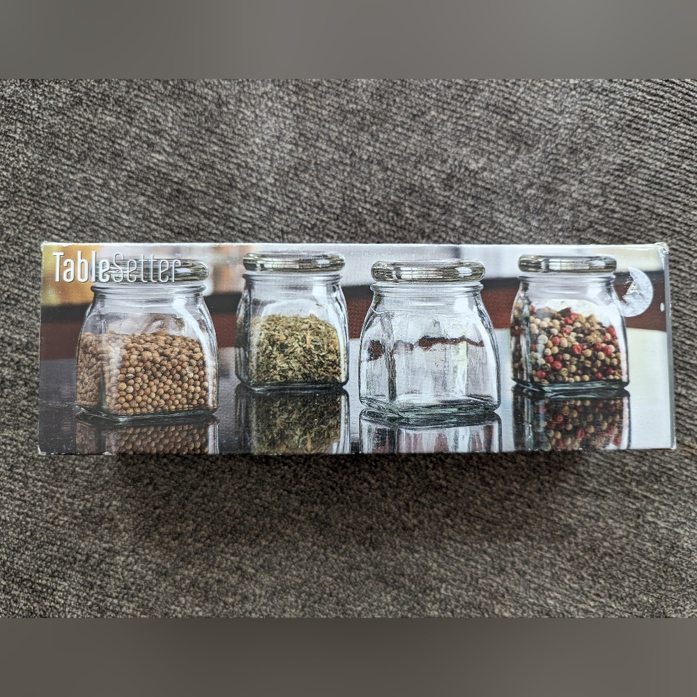 Set of 4 - 4 oz. Spice Jars with Lids NIB